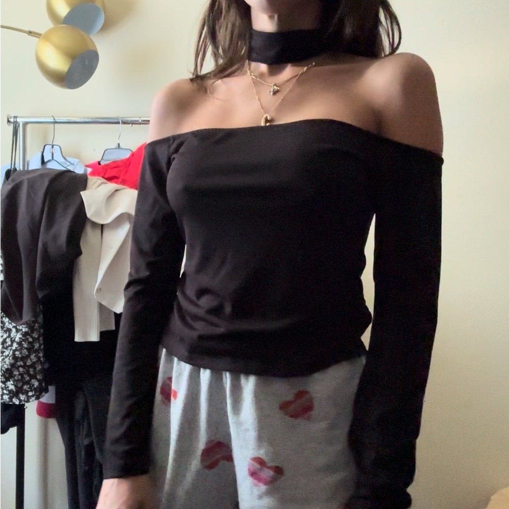 Medium black Long sleeve shirt with attached chocker